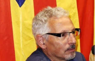 El juez separatista, Santiago Vidal, en una de sus conferencia con el símbolo de odio separatista catalán detrás