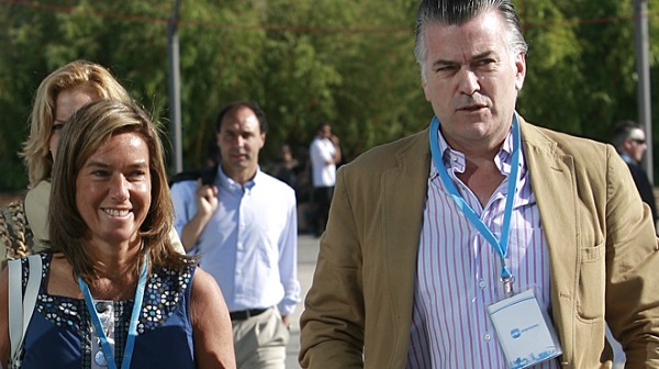 FOTOGRAFÍA. (VALENCIA) ESPAÑA. 25.2.09. El tesorero del Partido Popular (PP), Luís Bárcenas (d), junto al miembro de la junta directiva del PP, Ana Mato (i). Efe.
