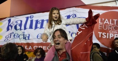 Padre con su niña celebrando la victoria de Syriza