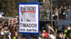 El presidente del PP, Rajoy, timador en serie, se lee en el letrero