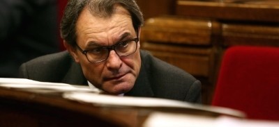 Artur Mas Gavarró, descansando en el Parlamento regional de Cataluña / foto archivo EFE