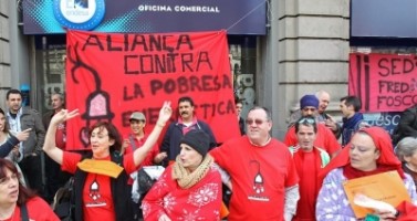 Simpatizantes de 'Alianza contra la Pobreza energética' durante una manifestación ante una sede de Endesa / Foto archivo