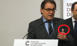 Artur Mas, herido en el dedo pulgar izquierdo, durante su discurso en el museo