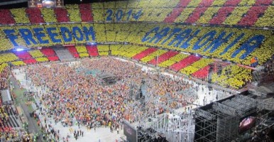 Foto del Campo de FC Barcelona celebrando su adhesión al pacto de odio contra España, "Pacto del Derecho a Decidir" separatista