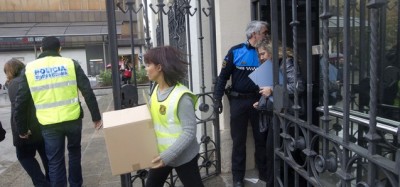 Agentes del Cuerpo de policía regional con cajas saliendo y entrando en el ayuntamiento de Sabadell del exalcalde 'CAPO' de la trama corrupta / foto J. Garcia