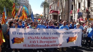 Miembros y simpatizantes de (CCV) clamando "No al Adoctrinamiento" separatista en Valencia / Foto archivo