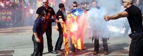 La Fiscalía asegura que quemar símbolos separatistas y llamar traidores a Mas y Junqueras no es delito - copia