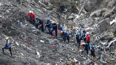 Agentes de policía e investigadores en el lugar del siniestro de vuelo de Germanwings