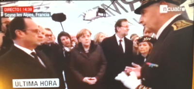 Rajoy aburrido, distraído y mirando por otro lado durante las explicaciones del vuelo siniestrado de Germanwings - copia