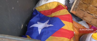 Un valiente agente de Policía, muy indignado, se mea sobre un símbolo de odio separatista contra España - copia