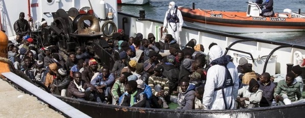 Cerca de 700 inmigrantes desaparecidos en el Mediterráneo tras naufragar un pesquero, solo 28 rescatados. - copia