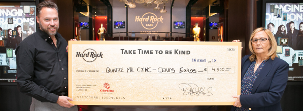 Hard Rock Café Barcelona recauda 4.500 € para Cáritas Diocesana Barcelona destinados a luchar contra la pobreza infantil - copia