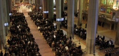 La Sagrada Familia se llena completamente en recuerdo de las 150 víctimas de la tragedia aérea en los Alpes.. - copia