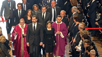 La Sagrada Familia se llena completamente en recuerdo de las 150 víctimas de la tragedia aérea en los Alpes