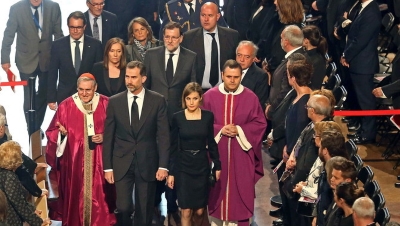 La Sagrada Familia se llena completamente en recuerdo de las 150 víctimas de la tragedia aérea en los Alpes
