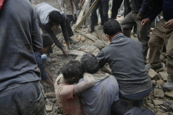 Más de 1.000 muertos en 'devastador' terremoto de 7,8 grados en Nepal, Asia Meridional..