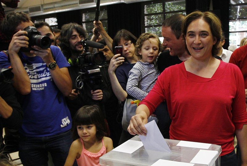 Leader of 'Barcelona en Comu' (Barcelona in Common) party and candidate for mayor of Barcelona Ada Colau casts her ballots in the Spain's municipal and regional elections at a polling station in Barcelona on May 24, 2015. Polls opened at 9:00 am (0700 GMT), with voters turning out to choose leaders in more than 8,000 city halls, including Madrid and Barcelona, as well as leaders for 13 regional governments in a key test for new protest parties that could herald a historic change in Spain's political landscape ahead of a general election.   AFP PHOTO / QUIQUE GARCIA 4638#Agencia AFP