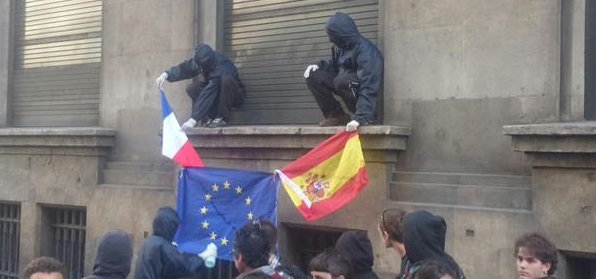 Catalanistas del Parlamento regional de Cataluña, CUP, queman banderas de Francia y España el 1 de mayo..