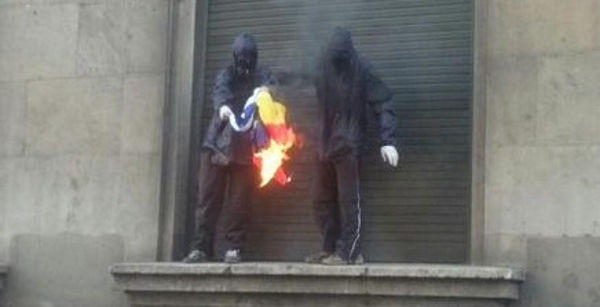 Catalanistas del Parlamento regional de Cataluña, CUP, queman banderas de Francia y España el 1 de mayo,,