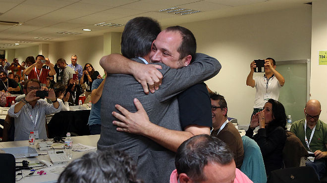 Artur mas abrazando emotivamente a David Fernández, en durante el golpe separatista del 9N