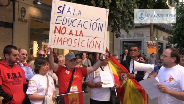 Centenares de catalanes reclaman la pluralidad lingüística de Cataluña en apoyo a Agustín en Mataró (2).Movie_Instantánea