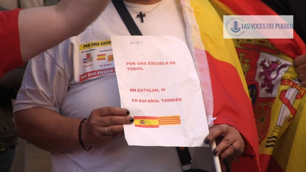 Centenares de catalanes reclaman la pluralidad lingüística de Cataluña en apoyo a Agustín en Mataró.Movie_Instantánea