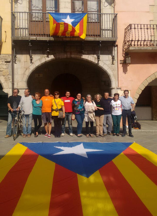 Separatistas de ANC desafían a Policía Catalana y cuelgan un trapo separatista en el balcón del Ayuntamiento de Torroella