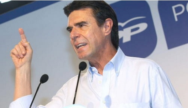 El ministro Soria del PP suplica que por favor no dejáis al PP pese a los «goles en propia puerta»