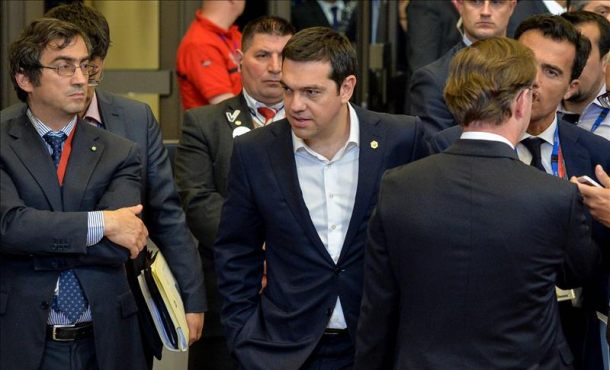 El primer ministro de Grecia, Alexis Tsipras, sale de la primera jornada de la cumbre de jefes de Estado y de Gobierno de la Unión Europea. EFE