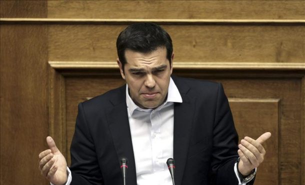El primer ministro griego Alexis Tsipras, pronuncia un discurso durante un debate sobre el referéndum de rescate en el Parlamento griego en Atenas. EFE