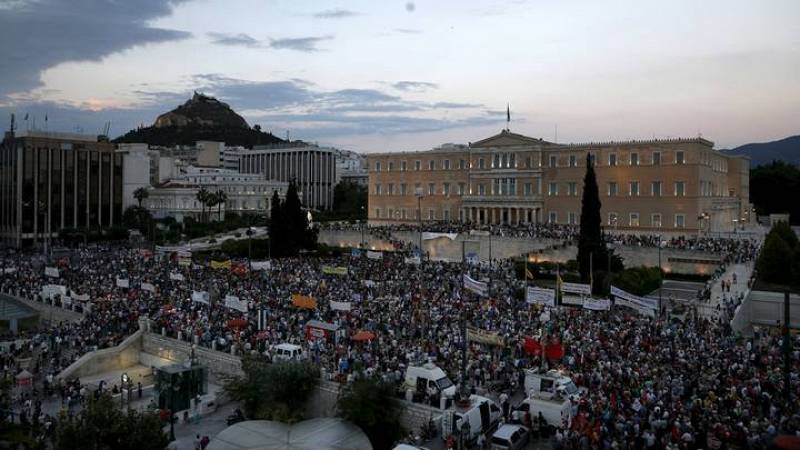 Miles de personas se manifiestan contra la austeridad que exigen los acreedores internacionales, este domingo ante el Parlamento griego.