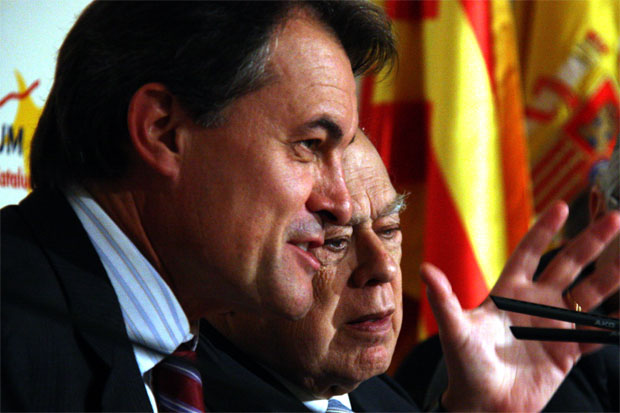 De (i) a (d), los expresidentes catalanes de Convergencia Democrática de Cataluña (CDC y de la generalidad de Cataluña, Artur Mas Gavarró y Jordi Pujol Soley. Lasvocesdelpueblo