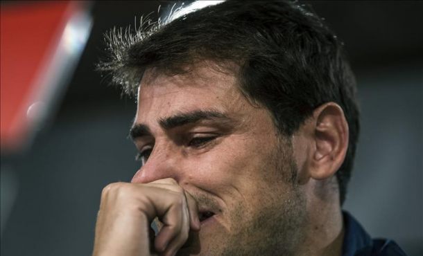 El guardameta español Iker Casillas, durante una multitudinaria despedida de su club, el Real Madrid,
