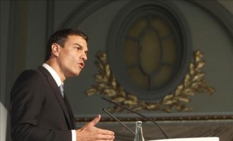 El líder del PSOE, Pedro Sánchez, durante su intervención en el almuerzo informativo Barcelona Tribuna. EFE