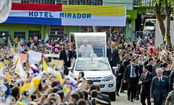 El papa Francisco (c) llega a localidad de Caacupé, la capital católica de Paraguay, que se encuentra repleta de miles de fieles. EFE