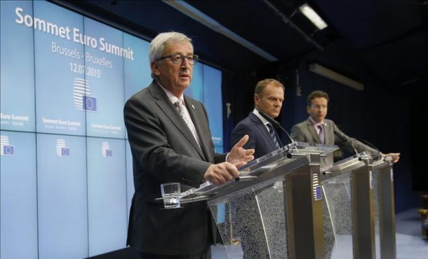 El presidente de la Comisión Europea, Jean-Claude Juncker (izq); el presidente del Consejo Europeo, Donald Tusk (c), y el presidente del Eurogrupo, Jeroen Dijsselbloem (dcha),