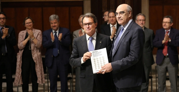 El presidente separatista catalán, Artur Mas Gavarró (Izquierda) recibe la publicación que recoge los informes del CAREC de manos de Salvador Alemany
