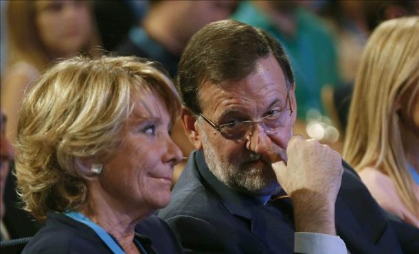 Fotografía La portavoz del PP en el Ayuntamiento de Madrid, Esperanza Aguirre (i), conversa con el presidente del Gobierno, Mariano Rajoy (d), ayer al inicio