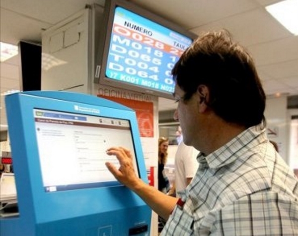 Fotografía Un parado en una oficina de INEM en Cataluña. FotoEfe