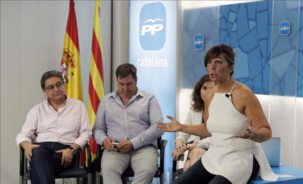 La líder del PPC, Alicia Sánchez Camacho, interviene en una jornada de nuevas tecnologías y redes sociales acompañada de Enric Millo (iz), Antonio Sánchez, del