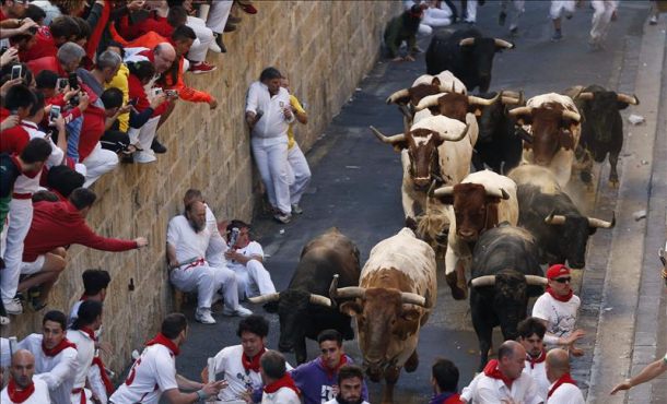 Una manada de toros divida en dos grupos ha propiciado esta mañana un vistoso sexto encierro en Pamplona, EFE