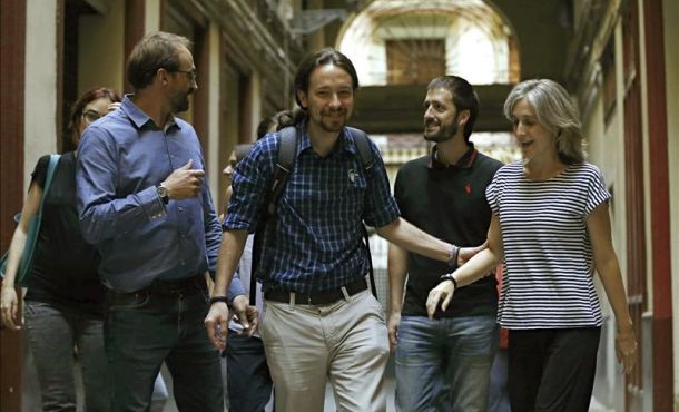 fotografía el secretario general de Podemos, Pablo Iglesias (Centro) acompañado del líder de Iniciativa Por Cataluña y Verdes (ICV), Joan Herrera (Izquierda) y