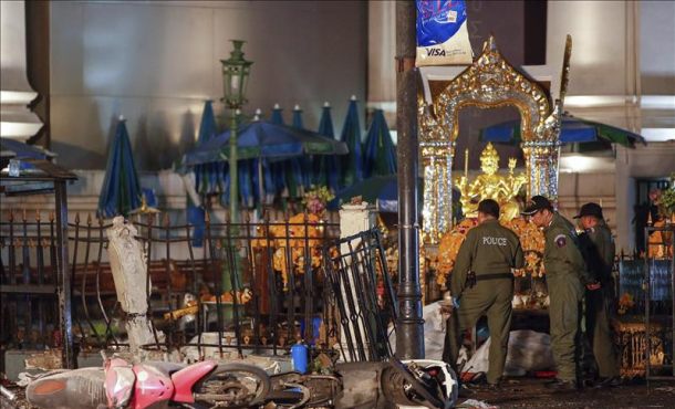 Agentes de policía tailandeses permanecen en el lugar donde ha explosionado una bomba frente a un templo budista en Bangkok, Tailandia. EFE