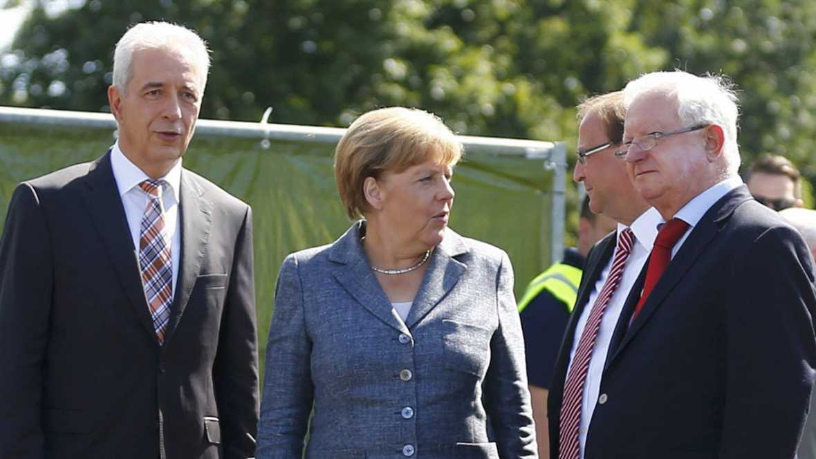 Angela Merkel visita el centro de refugiados de la ciudad alemana de Heidenau, objeto de ataques xenófobos. REUTERS