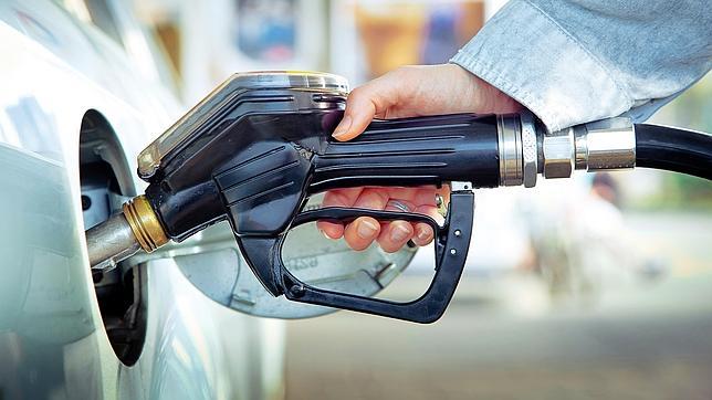 Cientos de gasolineras españolas venden el diésel a menos de un euro el litro