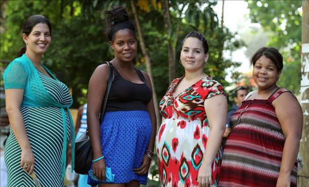 Cuatro mujeres embarazadas posan el 25 de junio de 2015, en La Habana (Cuba). EFEArchivo