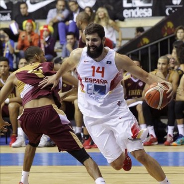 El ala-pívot de la selección española de baloncesto Nikola Mirotic (d) se escapa del jugador venezolano, durante el amistoso que España y Venezuela juegan esta tarde en Burgos. EFE
