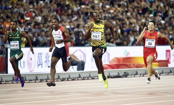El atleta jamaicano Usain Bolt cruza la meta en las semifinales de los 100 metro lisos, hoy en Pekín. EFE.