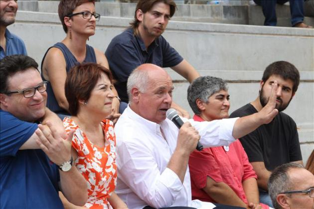 El cabeza de lista por la coalición 'Catalunya Sí que es Pot', Lluís Rabell (c), acompañado por los miembros de la candidatura durante la presentación hoy en Barcelona del programa electoral. EFE