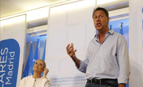 El candidato del PP a la Presidencia de la Generalitat de Cataluña, Xavier García Albiol (d), junto a la presidenta de la Comunidad de Madrid, Cristina Cifuentes (i), Efe